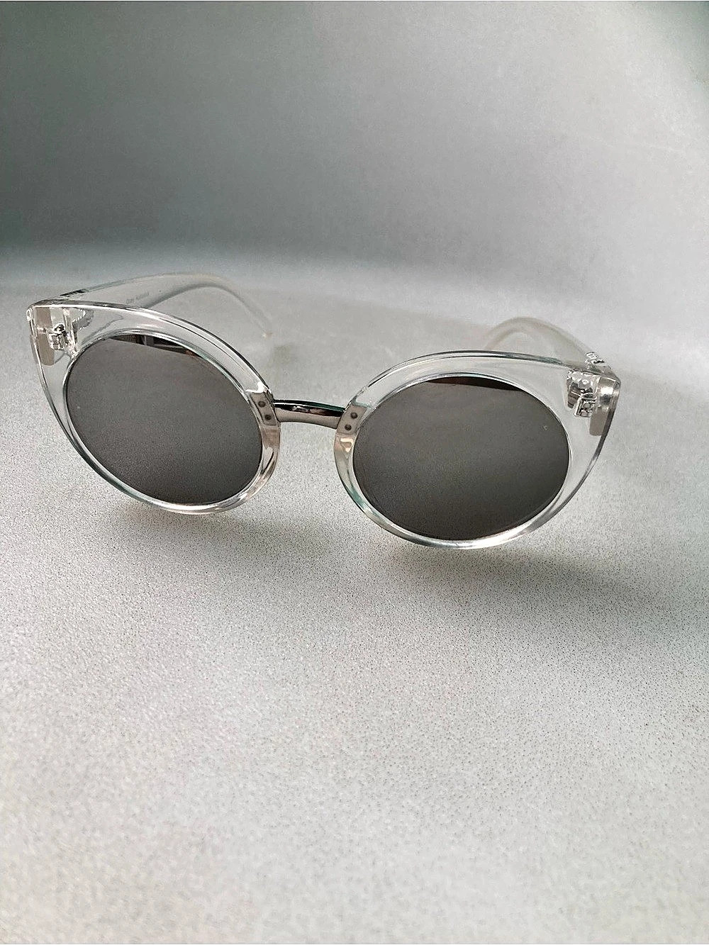 Quay Clear Round Sunglasses Like New